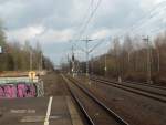 Die Bahnstrecke nach Leverkusen Mitte..wer genau hinschaut sieht den Bahnhof schon....rechts ein grafitie was mir erst spter am pc aufgefallen ist